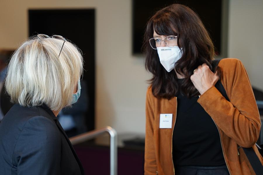 Das Bild zeigt die stellvertretende Geschäftsführerin Birgit Krassau im Gespräch mit einer Teilnehmerin der Vertreterversammlung. Das Bild zeigt die stellvertretende Geschäftsführerin Birgit Krassau im Gespräch mit einer Teilnehmerin der Vertreterversammlung.