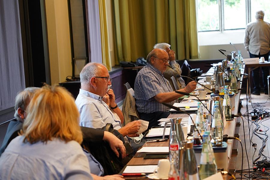 Das Bild zeigt Teilnehmende der Vertreterversammlung am Tisch sitzend. Das Bild zeigt Teilnehmende der Vertreterversammlung am Tisch sitzend.