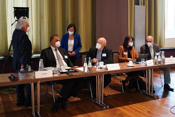 Das Bild zeigt den Vorstand und die Geschäftsführung der Deutschen Rentenversicherung Braunschweig Hannover im Gespräch mit dem Justiziar und dem Standortleiter aus Braunschweig. Das Bild zeigt den Vorstand und die Geschäftsführung der Deutschen Rentenversicherung Braunschweig Hannover im Gespräch mit dem Justiziar und dem Standortleiter aus Braunschweig.