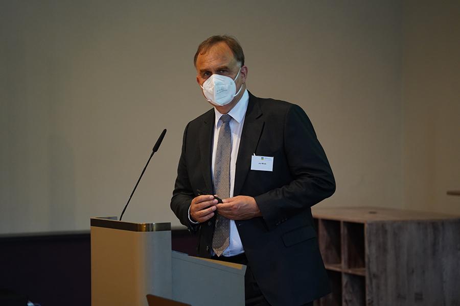 Das Bild zeigt den Geschäftsführer der Deutschen Rentenversicherung am Rednerpult. Er trägt ein schwarzes Jacket. Das Bild zeigt den Geschäftsführer der Deutschen Rentenversicherung am Rednerpult. Er trägt ein schwarzes Jacket.