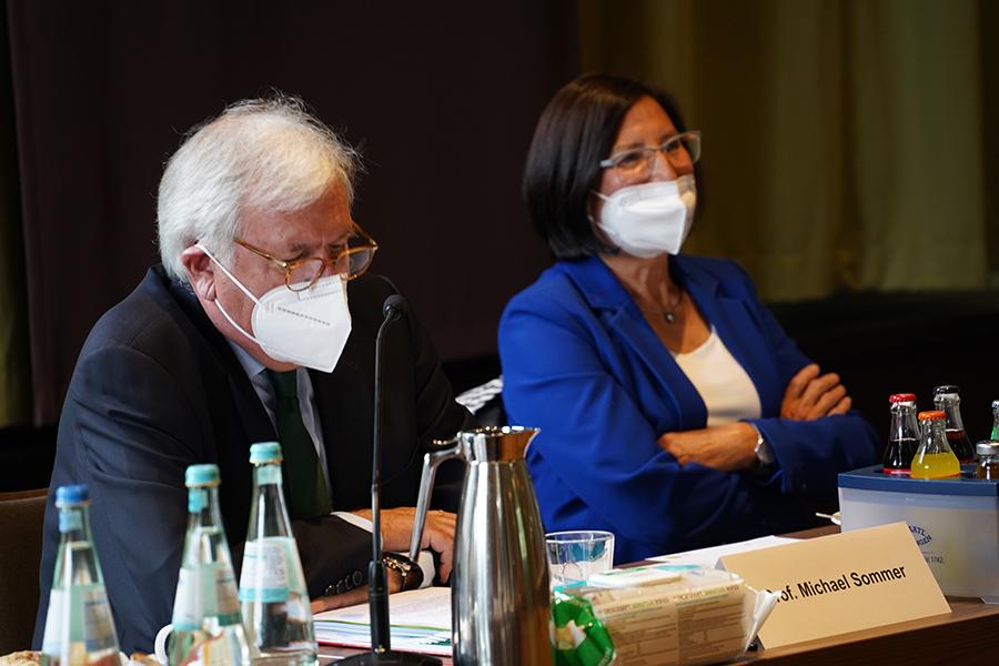 Das Bild zeigt Helga Schwitzer und Professor Michael Sommer am Tisch sitzend. Das Bild zeigt Helga Schwitzer und Professor Michael Sommer am Tisch sitzend.