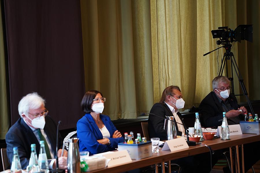 Das Bild zeigt Professor Michael Sommer, Helga Schwitzer, Dr. Andreas Bierich und Rolf Behrens Das Bild zeigt Professor Michael Sommer, Helga Schwitzer, Dr. Andreas Bierich und Rolf Behrens