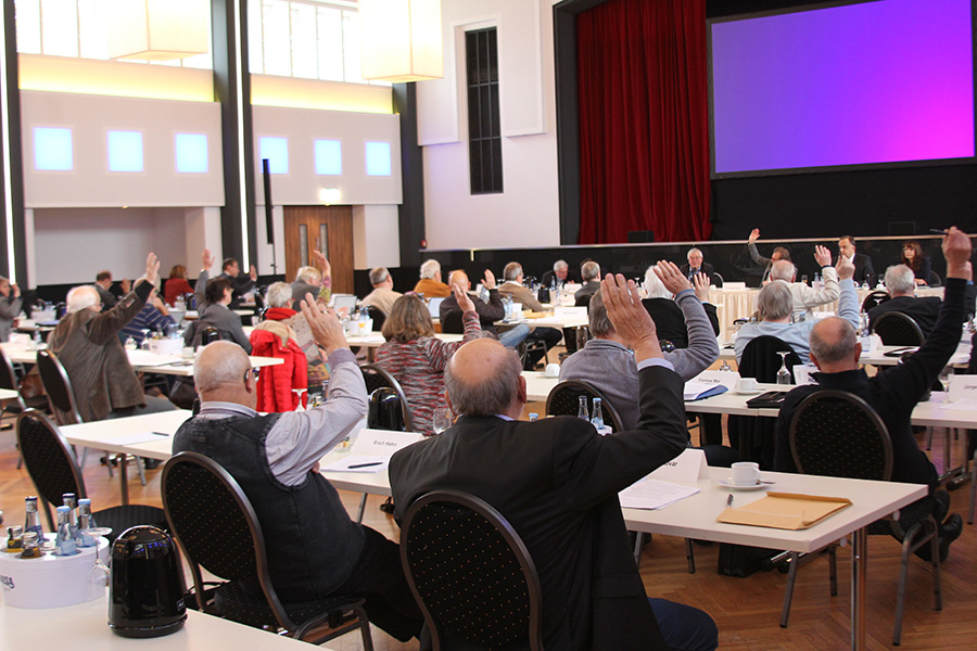 Die Delegierten der Vertreterversammlung stimmen per Handzeichen über den Haushalt 2023 ab. Die Delegierten der Vertreterversammlung stimmen per Handzeichen über den Haushalt 2023 ab.