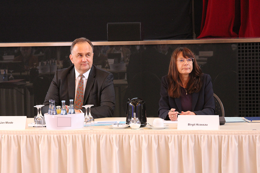 Geschäftsführer Jan Miede und die stellvertretende Geschäftsführerin Birgit Krassau sitzen auf dem Podium bei der Vertreterversammlung. Geschäftsführer Jan Miede und die stellvertretende Geschäftsführerin Birgit Krassau sitzen auf dem Podium bei der Vertreterversammlung.