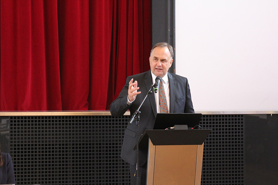 Geschäftsführer Jan Miede hält seinen Vortrag "Lage der Sozialversicherung" Geschäftsführer Jan Miede hält seinen Vortrag "Lage der Sozialversicherung"