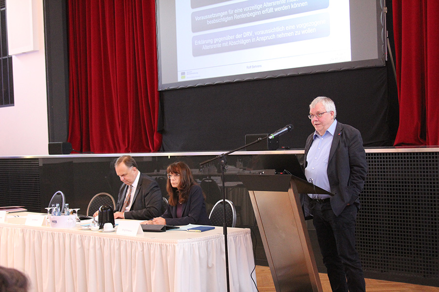 Rolf Behrens, Vorsitzender der Vertreterversammlung, hält einen Vortrag zum Thema "Rendite in der Rentenversicherung" Rolf Behrens, Vorsitzender der Vertreterversammlung, hält einen Vortrag zum Thema "Rendite in der Rentenversicherung"