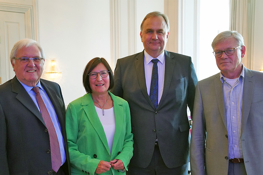 Gruppenbild mit Professor Michael Sommer, Helga Schwitzer, Jan Miede, Professor Dr. Axel Haverich Gruppenbild mit Professor Michael Sommer, Helga Schwitzer, Jan Miede, Professor Dr. Axel Haverich