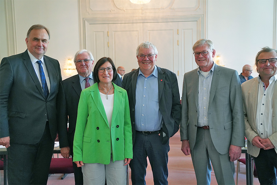 v. l.: Jan Miede, Professor Michael Sommer, Helga Schwitzer, Rolf Behrens, Professor Dr. Axel Haverich, Dr. Andreas Bierich v. l.: Jan Miede, Professor Michael Sommer, Helga Schwitzer, Rolf Behrens, Professor Dr. Axel Haverich, Dr. Andreas Bierich