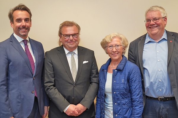 Gruppenfoto: (v. li.) Christoph Meinecke (stellv. Vorsitzender Vorstand), Dr. Andreas Bierich (Vorsitzender Vertreterversammlung), Gabriele Trittel (stellv. Vorsitzende Vertreterversammlung), Rolf Behrens (Vorsitzender Vorstand)