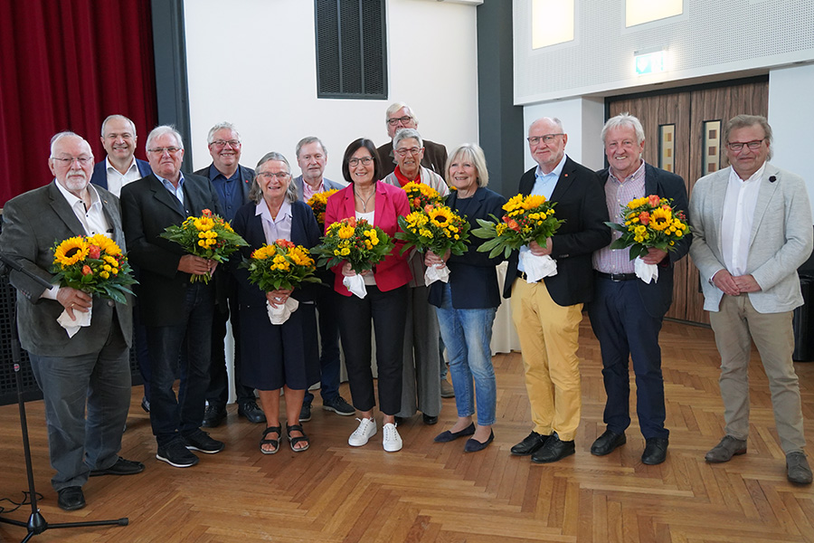 Mitglieder von Vertreterversammlung und Vorstand werden verabschiedet. Mitglieder von Vertreterversammlung und Vorstand werden verabschiedet.