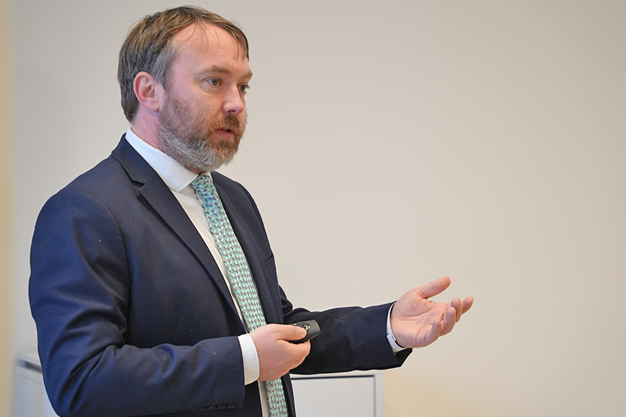 Dr. Behling stellte der Vertreterversammlung die verschiedenen rehapro-Projekte vor. Dr. Behling stellte der Vertreterversammlung die verschiedenen rehapro-Projekte vor.