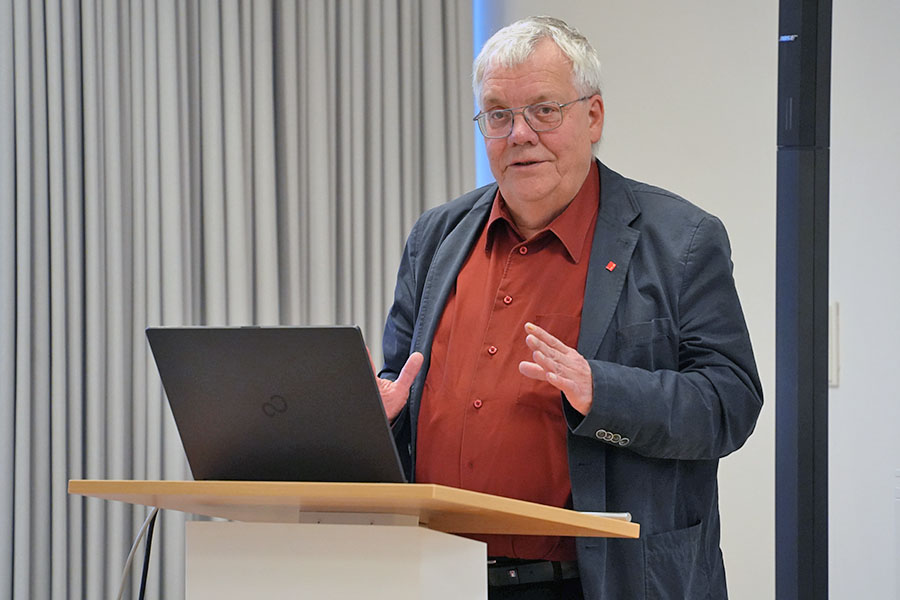 Der stellvertretende Vorsitzende des Vorstands, Rolf Behrens, berichtete über die aktuellen Entwicklungen in der Rentenversicherung. Der stellvertretende Vorsitzende des Vorstands, Rolf Behrens, berichtete über die aktuellen Entwicklungen in der Rentenversicherung.