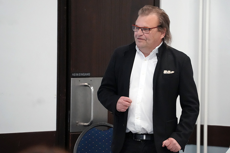 Dr. Andreas Bierich, Vorsitzender der Vertreterversammlung, begrüßt die Anwesenden. Dr. Andreas Bierich, Vorsitzender der Vertreterversammlung, begrüßt die Anwesenden.