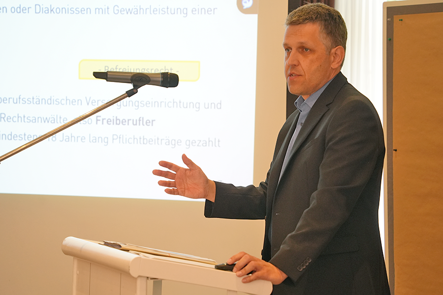 Christian Förster, stellvertretender Leiter des Grundsatzreferats Versicherung/Rente, hielt einen Vortrag. Christian Förster, stellvertretender Leiter des Grundsatzreferats Versicherung/Rente, hielt einen Vortrag.
