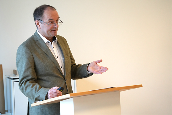 Rentenexperte Lars-Uwe Rotzal hielt einen Vortrag. Rentenexperte Lars-Uwe Rotzal hielt einen Vortrag.