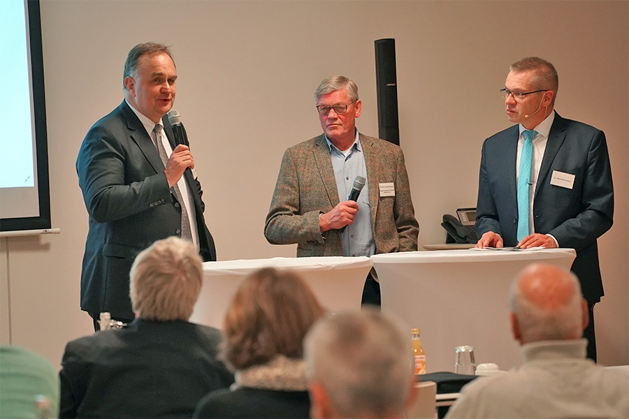 Jan Miede (v. li.) tauscht sich mit Professor Dr. Axel Haverich und Moderator Dr. Winfried Kösters aus.