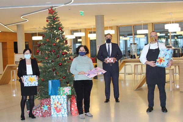 Dr. Marlena Robin-Winn, Geschäftsführerin NKR, Jan Miede, Geschäftsführer des niedersächsichen Rentenversicherers, Suvar Keskin, Koordinatorin Integration & Teilhabe der Stadt Laatzen, sowie der Betriebsrestaurantleiter Thorsten Loots am Weihnachtsbaum.  Dr. Marlena Robin-Winn, Geschäftsführerin NKR, Jan Miede, Geschäftsführer des niedersächsichen Rentenversicherers, Suvar Keskin, Koordinatorin Integration & Teilhabe der Stadt Laatzen, sowie der Betriebsrestaurantleiter Thorsten Loots am Weihnachtsbaum.