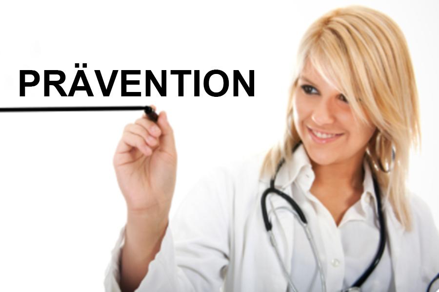 Das Bild zeigt eine blonde Ärztin, die das Wort "Prävention" schreibt. Das Bild zeigt eine blonde Ärztin, die das Wort "Prävention" schreibt.