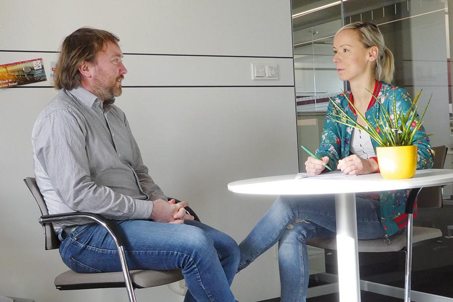 Das Bild zeigt einen Mann und eine Frau an einem Tisch sitzend in einer Beratungssituation. Das Bild zeigt einen Mann und eine Frau an einem Tisch sitzend in einer Beratungssituation.