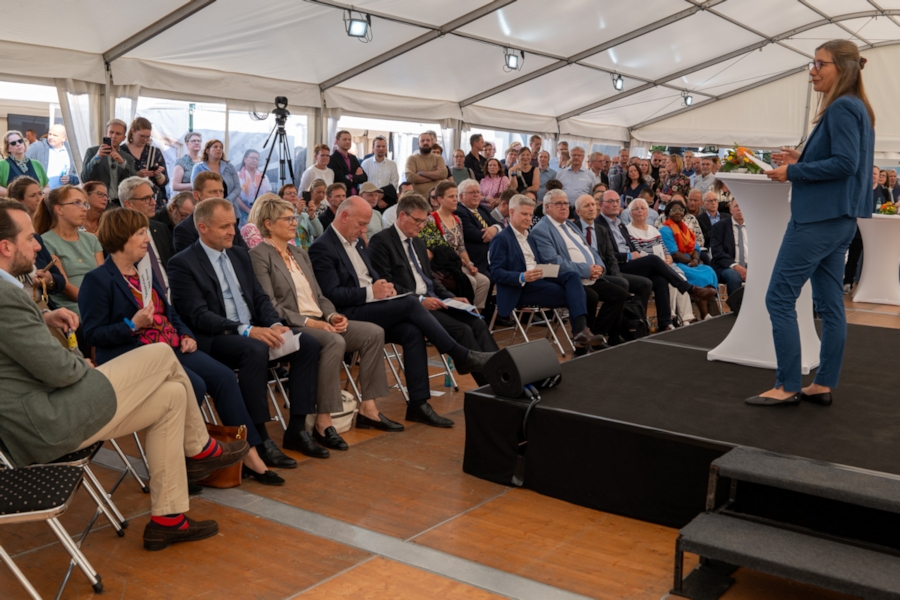 DRV-Pressesprecherin Una Grossmann hält Rede bei Spatenstich in Berlin-Wilmersdorf DRV-Pressesprecherin Una Grossmann hält Rede bei Spatenstich in Berlin-Wilmersdorf