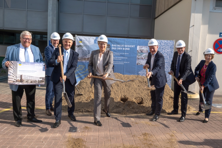 Spatenstich auf der Baustelle der DRV Bund in Berlin-Wilmersdorf, u.a. mit Berlins Bürgermeister Kai Wegner (3.v.r.) Spatenstich auf der Baustelle der DRV Bund in Berlin-Wilmersdorf, u.a. mit Berlins Bürgermeister Kai Wegner (3.v.r.)