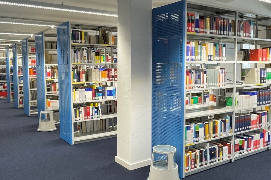 Zweigbibliothek Rohrdamm: Blick auf mehrere Regalreihen voller Literatur Zweigbibliothek Rohrdamm: Blick auf mehrere Regalreihen voller Literatur