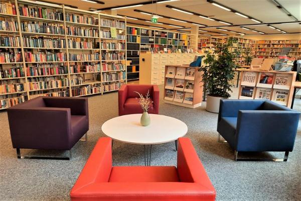 Bibliothek im Dienstgebäude am Fehrbelliner Platz in Berlin