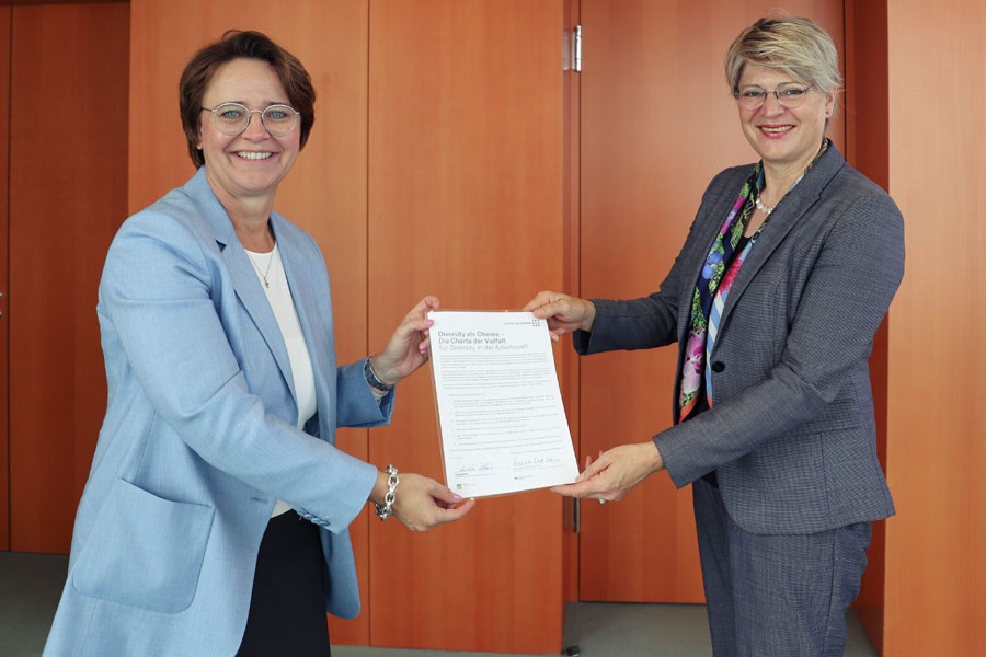 Annette Widmann-Mauz übergibt die Urkunde "Charta der Vielfalt" an Gundula Roßbach