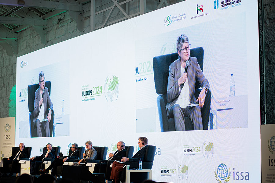 Foto: Präsidentin Gundula Roßbach während der Podiumsdiskussion auf dem IVSS-Forum Foto: Präsidentin Gundula Roßbach während der Podiumsdiskussion auf dem IVSS-Forum