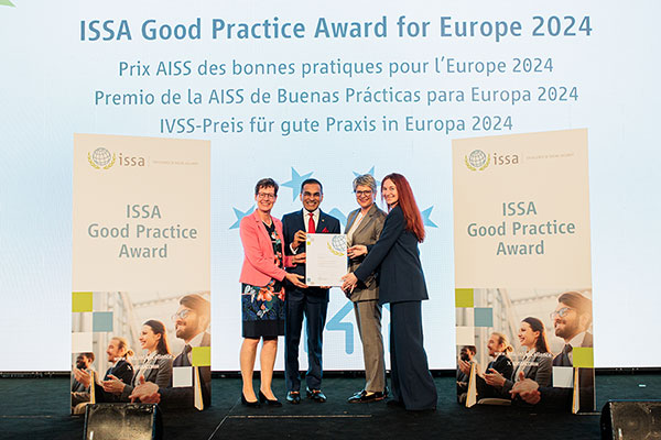 Foto: Präsidentin Gundula Roßbach nimmt die Auszeichnung auf dem IVSS-Forum entgegen Foto: Präsidentin Gundula Roßbach nimmt die Auszeichnung auf dem IVSS-Forum entgegen