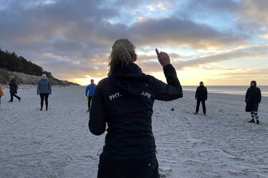 Reha in Utersum: Übungen am Strand bei wehendem Wind
