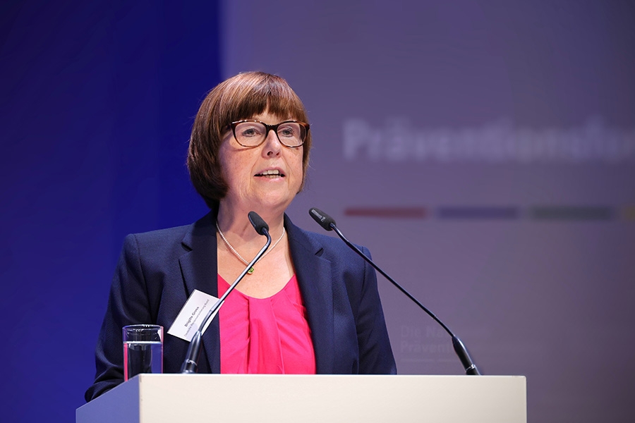 Foto von Brigitte Gross, Direktorin der Deutschen Rentenversicherung Bund und Vorsitzende der NPK, beim Präventionsforum der Nationalen Präventionskonferenz (NPK) in Berlin am 14.09.2023