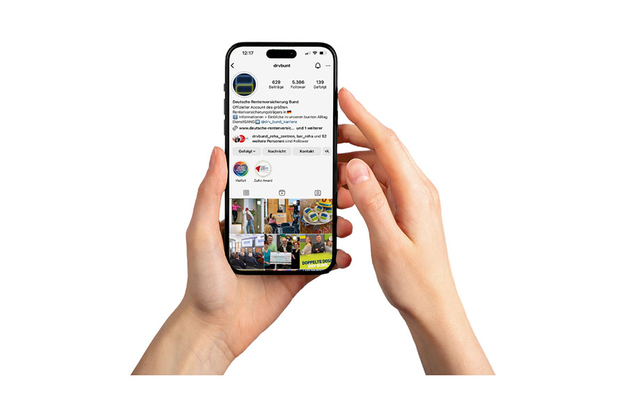 Zwei Hände halten ein Handy auf dem der Instagramkanal drvbunt der Deutschen Rentenversicherung Bund zu sehen ist Zwei Hände halten ein Handy auf dem der Instagramkanal drvbunt der Deutschen Rentenversicherung Bund zu sehen ist