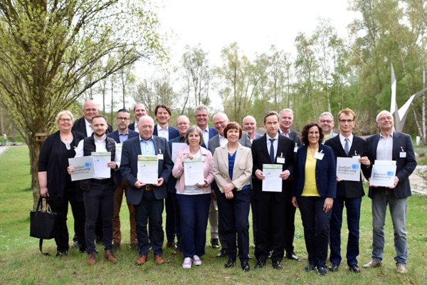 Gruppenfoto von Frau Brigiite Gross, Direktorin der DRV Bund und den Teilnehmenden der Tagung in Erkner am 9. April 2024