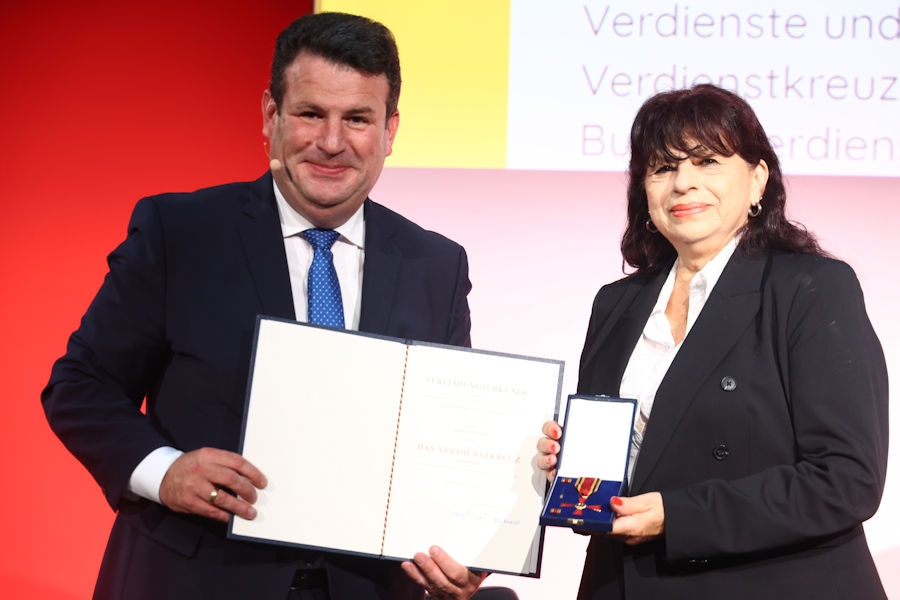 Verleihung Bundesverdienstkreuz von Hubertus Heil an Maria Müller Verleihung Bundesverdienstkreuz von Hubertus Heil an Maria Müller