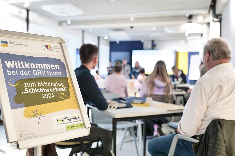 Blick in den Veranstaltungsraum zur Begrüßung der Teilnehmenden Blick in den Veranstaltungsraum zur Begrüßung der Teilnehmenden