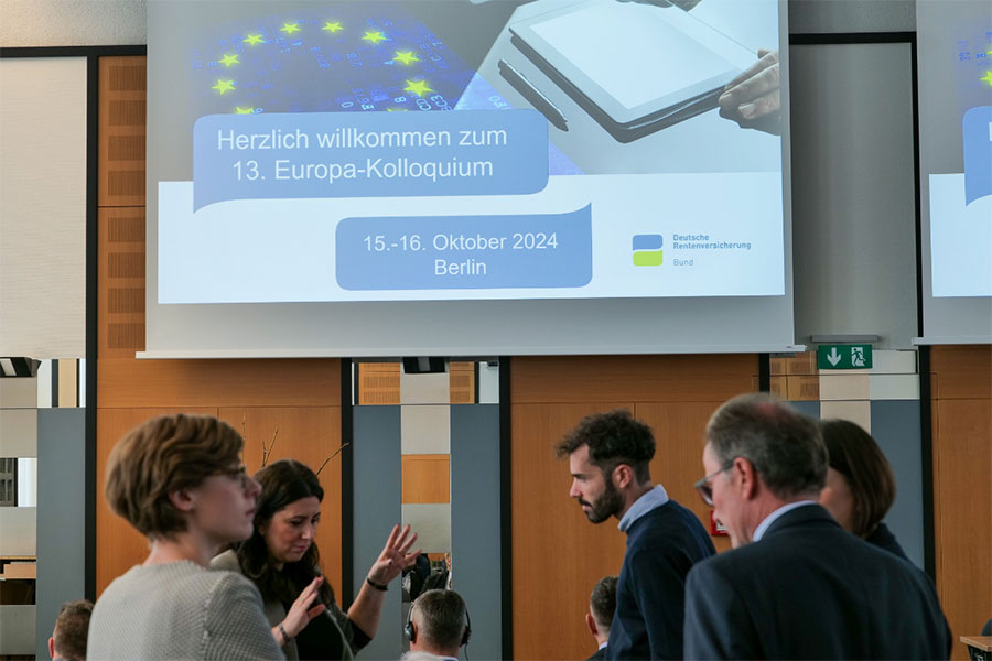 Blick auf die Leinwand vor der Eröffnung des 13. Europa-Kolloquiums Blick auf die Leinwand vor der Eröffnung des 13. Europa-Kolloquiums