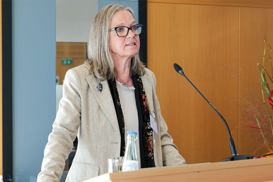 Christina Janzon, Mitglied der Verwaltungskommission für die Koordinierung der Systeme der sozialen Sicherheit, während ihrer Rede Christina Janzon, Mitglied der Verwaltungskommission für die Koordinierung der Systeme der sozialen Sicherheit, während ihrer Rede