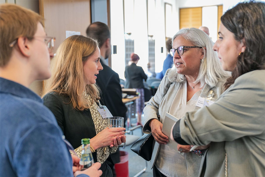 Teilnehmerinnen im Gespräch Teilnehmerinnen im Gespräch