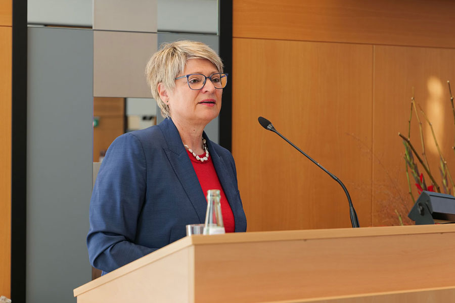 Begrüßung und Einführung durch Gundula Roßbach, Präsidentin der DRV Bund Begrüßung und Einführung durch Gundula Roßbach, Präsidentin der DRV Bund