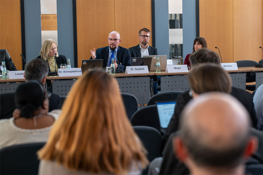 Dr. Andrzej Szybkie, Direktor der Auslandsabteilung der Sozialversicherungsanstalt Polen Dr. Andrzej Szybkie, Direktor der Auslandsabteilung der Sozialversicherungsanstalt Polen