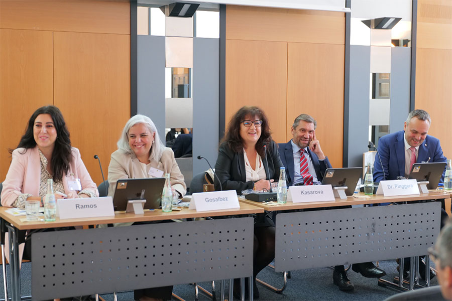 Einige der Rednerinnen und Redner des 2. Veranstaltungstages auf der Bühne Einige der Rednerinnen und Redner des 2. Veranstaltungstages auf der Bühne