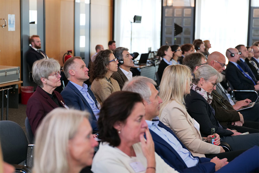 Dr. Stephan Fasshauer, Direktor der DRV Bund, und Ingeborg Aupperle, Leiterin der Abteilung Internationale Aufgaben und Beratungsdienst, im Publikum Dr. Stephan Fasshauer, Direktor der DRV Bund, und Ingeborg Aupperle, Leiterin der Abteilung Internationale Aufgaben und Beratungsdienst, im Publikum