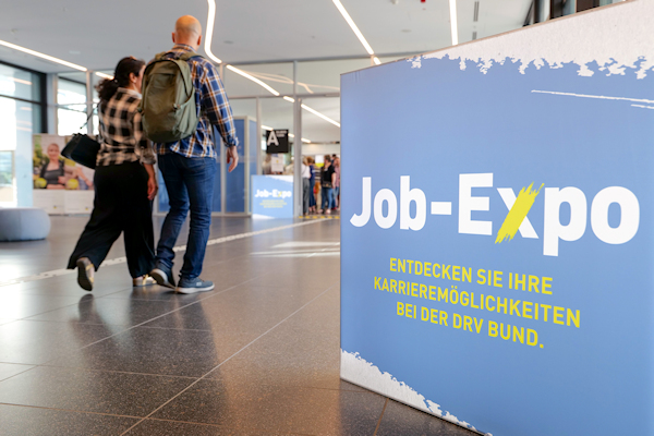 Interessierte, die den Eingang zu den Räumlichkeiten der ersten Job-Expo der DRV Bund betreten Interessierte, die den Eingang zu den Räumlichkeiten der ersten Job-Expo der DRV Bund betreten