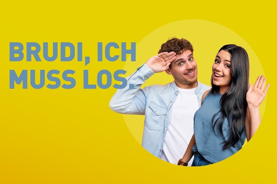 Slogan: Brudi, ich muss in los. - in grauen Großbuchstaben auf gelbem Hintergrund. Ein junger Mann und eine june Frau, modisch gekleidet, winken dem Betrachtenden zu. Slogan: Brudi, ich muss in los. - in grauen Großbuchstaben auf gelbem Hintergrund. Ein junger Mann und eine june Frau, modisch gekleidet, winken dem Betrachtenden zu.