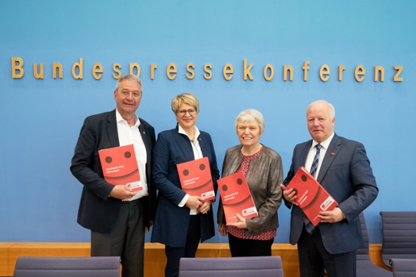 Sozialwahl 2023: Uwe Klemens, Gundula Roßbach, Doris Barnett und Peter Weiß (v.l.) bei der Bundespressekonfernez am 20. April 2023 in Berlin. Sozialwahl 2023: Uwe Klemens, Gundula Roßbach, Doris Barnett und Peter Weiß (v.l.) bei der Bundespressekonfernez am 20. April 2023 in Berlin.