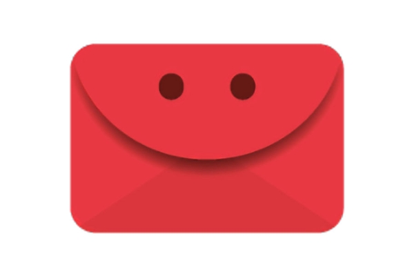 Ein roter Briefumschlag vor einem weißen Hintergrund Ein roter Briefumschlag vor einem weißen Hintergrund