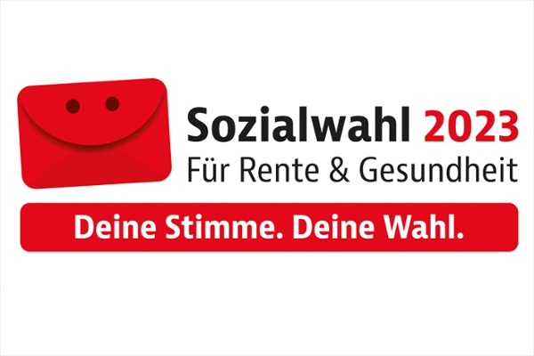 Logo der Sozialwahl 2023; Lachender roter Briefumschlag, Schriftzug Sozialwahl 2023. Für Rente und Gesundheit. Deine Stimme. Deine Wahl.
