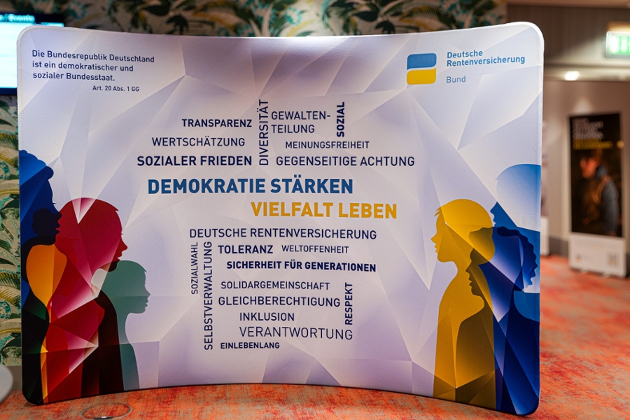 Plakaktwand Demokratie Stärken mit Statments Plakaktwand Demokratie Stärken mit Statments