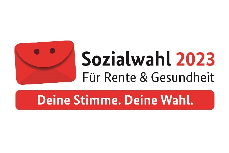 Logo der Sozialwahl 2023; Lachender roter Briefumschlag, Schriftzug Sozialwahl 2023. Für Rente und Gesundheit. Deine Stimme. Deine Wahl.